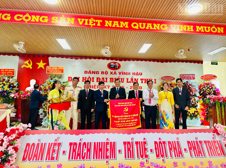 Ban Chấp hành Đảng bộ tỉnh Cà Mau trao tặng bức trướng có nội dung "Đoàn kết-Trách nhiệm-Trí tuệ-Đột phá-Phát triển cho Đảng bộ xã Vĩnh Hậu. (Ảnh: TRỌNG DUY) ndo_tr_img-3440.jpg