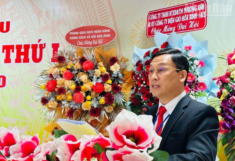 Đồng chí Trần Hoàng Khải, Phó Bí thư Đảng ủy, Chủ tịch Ủy ban nhân dân xã Vĩnh Hậu trình bày báo cáo chính trị của Đảng bộ tại Đại hội. (Ảnh: TRỌNG DUY) ndo_tr_img-3439.jpg