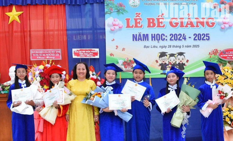Cô Nguyễn Thị Nguyệt, Hiệu trưởng Trường tiểu học Phùng Ngọc Liêm (thành phố Bạc Liêu) tặng giấy khen học sinh, năm học 2024-2025. img-1866-3343.jpg