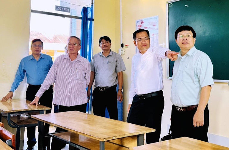 Các đồng chí lãnh đạo Tỉnh ủy, Ủy ban nhân dân tỉnh và Sở Giáo dục-Đào tạo Bạc Liêu kiểm tra công tác chuẩn bị kỳ thi tốt nghiệp trung học phổ thông năm 2025 sắp tới. (Ảnh: Sở Giáo dục và Đào tạo Bạc Liêu). img-1858.jpg