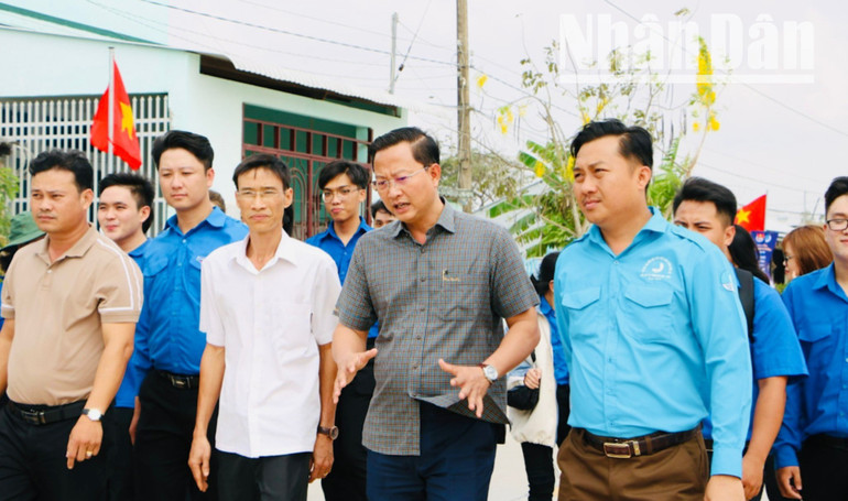 Đồng chí Trương Thanh Nhã (giữa, Bí thư Đảng ủy xã Vĩnh Hậu, tỉnh Cà Mau hiện nay) và lãnh đạo xã thường xuyên xuống tận xóm, ấp chỉ đạo các phong trào. img-2695-1548.jpg