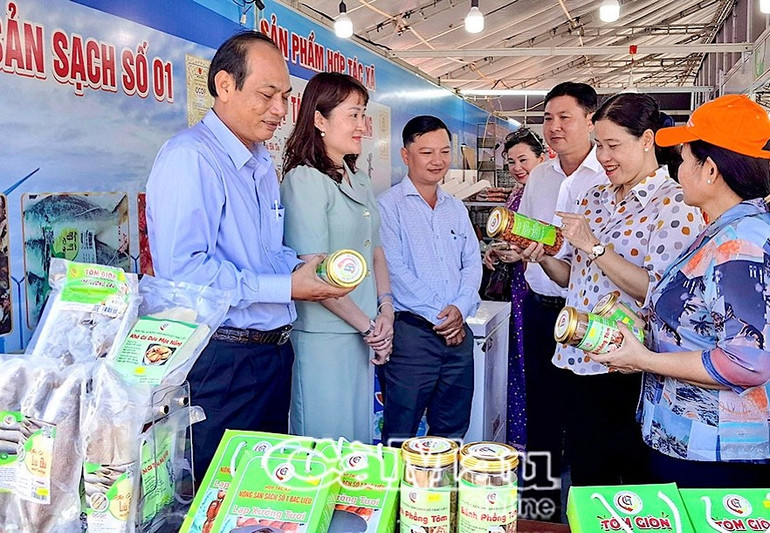 Các đồng chí Bí thư Đảng ủy và Chủ tịch Ủy ban nhân dân phường Bạc Liêu, tỉnh Cà Mau (đứng giữa) thăm các sản phẩm nông nghiệp đạt tiêu chuẩn OCOP 3-4 sao. img-2697.jpg