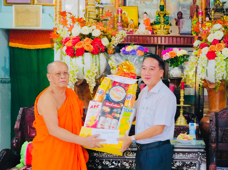 Đồng chí Từ Minh Phúc, Bí thư Đảng ủy xã Hưng Hội (Cà Mau) đến thăm, chúc mừng và tặng quà các vị Hòa thượng, Thượng tọa, Đại đức tại các chùa của đồng bào Khmer trong xã. img-4191.jpg