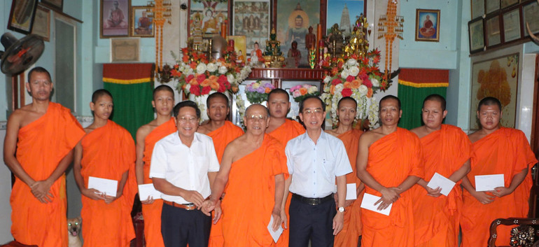 Đồng chí Hồ Thanh Thủy, Phó Bí thư Tỉnh ủy Cà Mau (bên phải) và đồng chí Bùi Tấn Bảy, Thường vụ Tỉnh ủy, Phó Chủ tịch Hội đồng nhân dân tỉnh Cà Mau thăm, tặng quà các vị sư sãi tại một số chùa của đồng bào Khmer trong tỉnh. img-4190.jpg