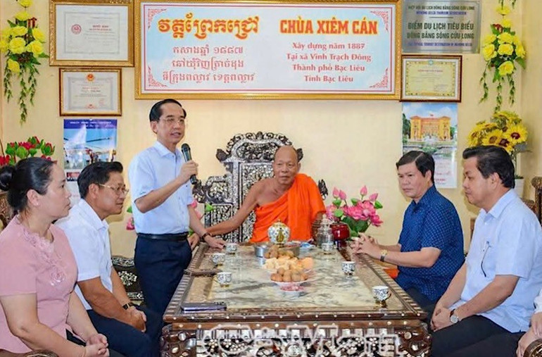 Đoàn cán bộ lãnh đạo Tỉnh ủy, Hội đồng nhân dân tỉnh Cà Mau và lãnh đạo phường Hiệp Thành thăm, chúc mừng, tặng quà tại chùa Xiêm Cán (phường Hiệp Thành). img-4189.jpg