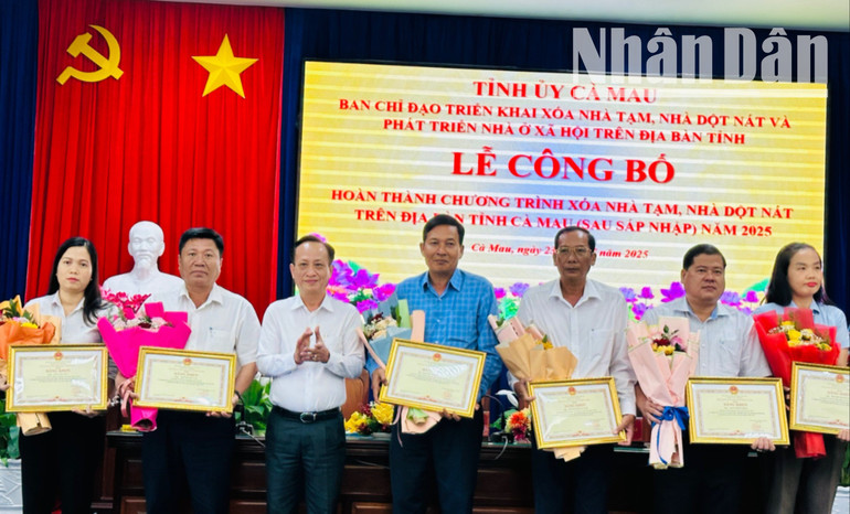 Đồng chí Phạm Văn Thiều, Phó Bí thư Tỉnh ủy, Chủ tịch Hội đồng nhân dân tỉnh Cà Mau trao bằng khen của Ủy ban nhân dân tỉnh cho những đơn vị có thành tích xuất sắc. img-2606-1-677.jpg