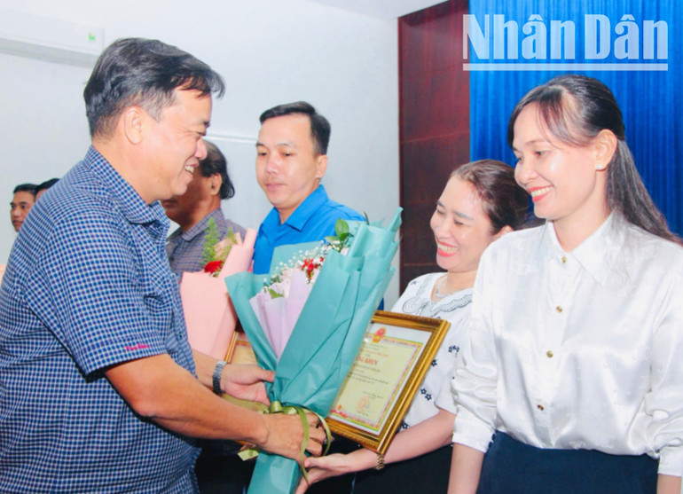 Đồng chí Huỳnh Quốc Việt, Ủy viên dự khuyết Trung ương Đảng, Phó Bí thư Thường trực Tỉnh ủy Cà Mau trao bằng khen của Ủy ban nhân dân tỉnh cho những đơn vị có thành tích xuất sắc. (Ảnh: TRỌNG DUY) img-2614-7794.jpg