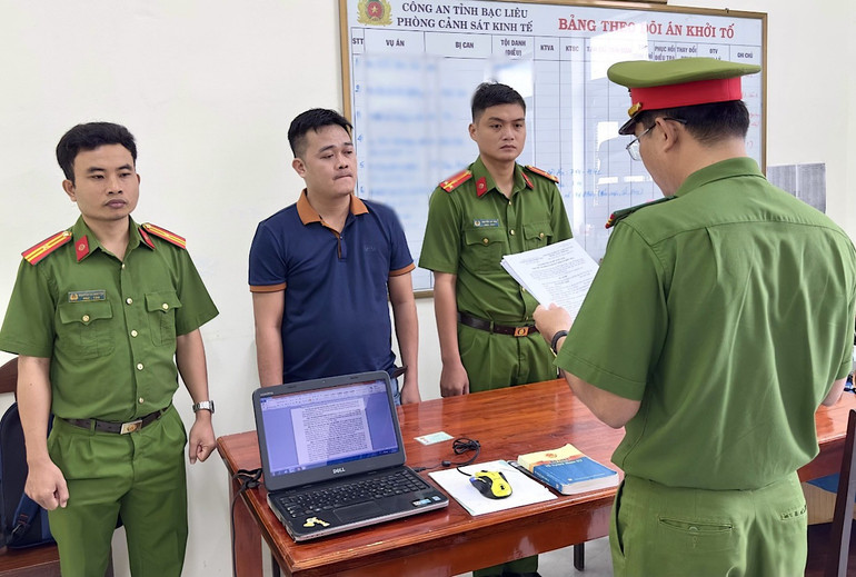 Cơ quan Cảnh sát điều tra Công an tỉnh Bạc Liêu tống đạt quyết định khởi tố bị can Huỳnh Đức Đạt. (Ảnh: TRỌNG NGUYỄN) img-2039.jpg