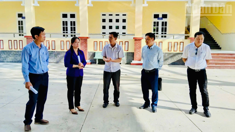 Đồng chí Lê Kim Thúy (nữ) cùng lãnh đạo xã Vĩnh Mỹ (Cà Mau) kiểm tra các trường học trước thềm năm học mới. (Anh: HỒNG ĐÀO) ndo_tr_img-3864.jpg