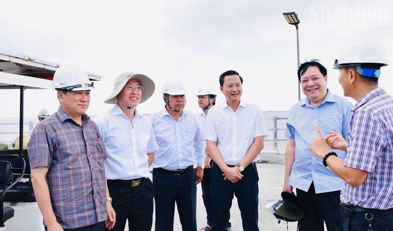 Lãnh đạo chủ chốt tỉnh Cà Mau thăm Vĩnh Hậu - một xã vùng ven biển, có nhiều tiềm năng, thế mạnh phát triển kinh tế biển, nhất là điện gió, điện khí, nuôi tôm công nghệ cao... ndo_tr_img-2920.jpg