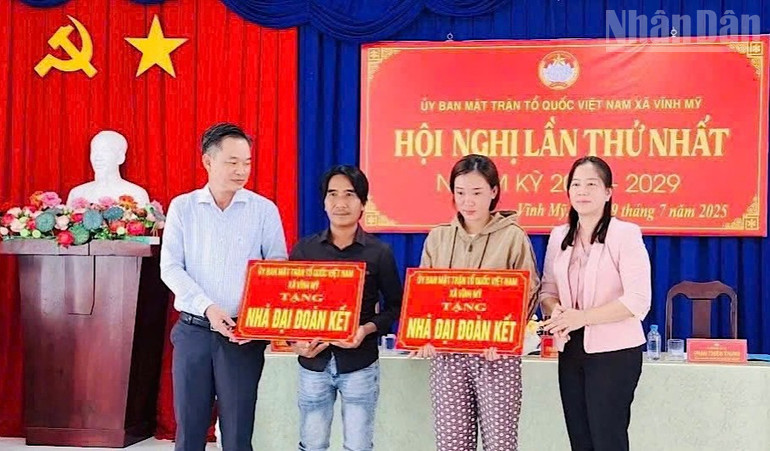 Đồng chí Lê Kim Thúy (nữ), Bí thư xã Vĩnh Mỹ (tỉnh Cà Mau) trao nhà đại đoàn kết các hộ nghèo của địa phương. ndo_tr_img-2923.jpg