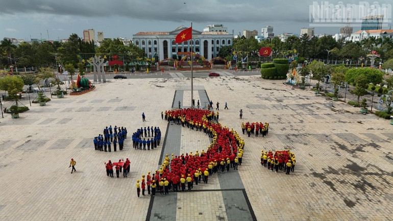 Quảng trường Hùng Vương, phường Bạc Liêu. (Ảnh: PHẠM THANH ĐÔNG) ndo-tr-eda2789f8f2f103d13e28e331e066af3-1-6016.jpg