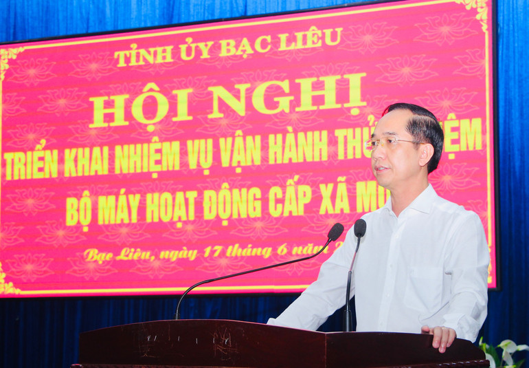 Đồng chí Hồ Thanh Thủy, Thường vụ Tỉnh ủy, Trưởng Ban Tổ chức Tỉnh ủy Bạc Liêu công bố các quyết định thành lập Ban trù bị công tác vận hành thử nghiệm mô hình chính quyền cấp xã mới. img-1844.jpg