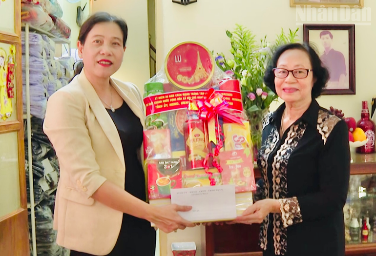 Lãnh đạo phường Bạc Liêu thăm, tặng quà cho thương binh Lê Thị Cẩm Giang tại địa phương. (Ảnh: HỒNG THƠ) ndo_tr_img-3728.png