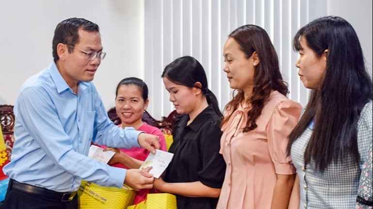 Đồng chí Ngô Vũ Thăng, Phó Chủ tịch Ủy ban nhân dân tỉnh Cà Mau trao quà Tết cho người lao động nghèo tại phường Bạc Liêu.