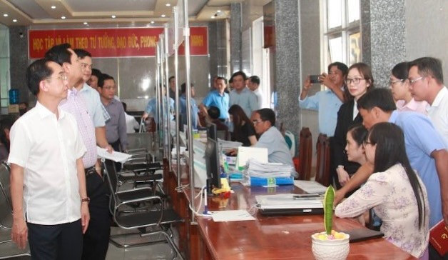Trưởng ban Tổ chức Tỉnh ủy Bạc Liêu Hồ Thanh Thủy kiểm tra vận hành thử nghiệm xã mới Hòa Bình. (Ảnh: CTV) img-2068.jpg