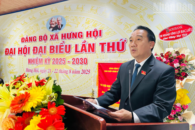 Đồng chí Từ Minh Phúc, Bí thư Đảng ủy xã Hưng Hội (Cà Mau) phát biểu ý kiến tại Đại hội Đảng bộ xã. (Ảnh: TRỌNG DUY) ndo_tr_img-3532.jpg