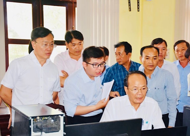 Phó Chủ tịch Thường trực Ủy ban nhân dân tỉnh Bạc Liêu Huỳnh Hữu Trí kiểm tra vận hành xã mới Hồng Dân (Ảnh: CTV) dong-chi-huynh-huu-tri.jpg