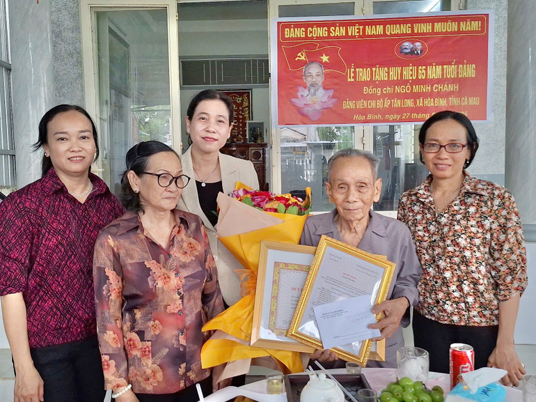 Đồng chí Ngô Minh Chánh cùng lãnh đạo địa phương và con, em gái trong gia đình. (Ảnh: HỒNG ĐÀO) img-3735.jpg