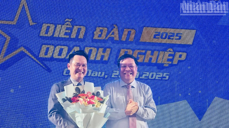 Chủ tịch Ủy ban nhân dân tỉnh Cà Mau tặng hoa và cảm ơn sự ủng hộ của Hội Doanh nhân trẻ Việt nam đối với địa phương. (Ảnh: TRỌNG DUY) ndo-tr-img-4966-1-8585.jpg