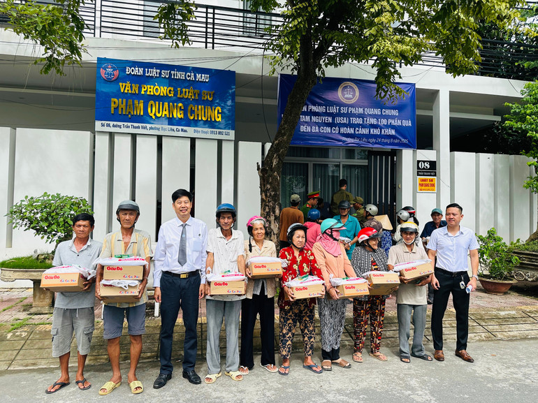 100 hộ có hoàn cảnh khó khăn tại địa phương được nhận quà hỗ trợ. (Ảnh: TRỌNG DUY) img-3623.jpg
