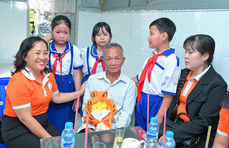 Cô Nguyễn Thị Nguyệt, Hiệu trưởng (áo vàng) trao quà tri ân ông Nguyễn Thanh Hùng, thương binh hạng 2/4 tại khóm 14, phường Bạc Liêu. img-2671.jpg
