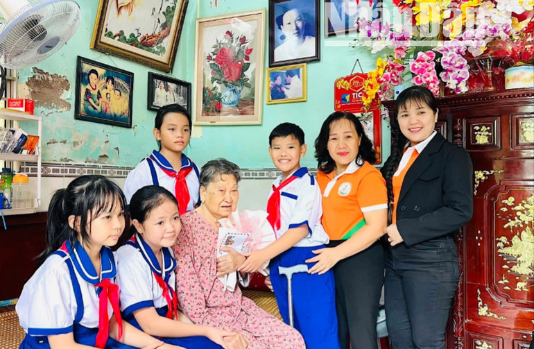 Đoàn đến thăm, tặng quà tri ân Mẹ Việt Nam Anh hùng Huỳnh Thị An. img-2669-9522.jpg