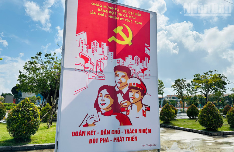 Pano tuyên truyền tại quảng trường Hùng Vương (phường Bạc Liêu). (Ảnh: TRỌNG DUY) ndo_tr_img-4618.jpg