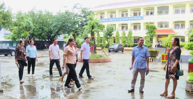 Lãnh đạo phường Bạc Liêu (Cà Mau) kiểm tra các trường học trước thềm năm học mới. (Ảnh: HỒNG THƠ) unnamed-4.jpg