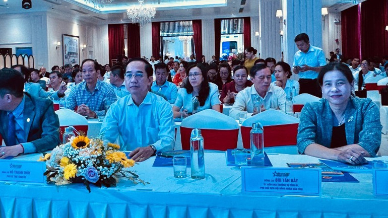 Các đồng chí lãnh đạo tỉnh Cà Mau tại Diễn đàn. img-4927-2-4020-3862.jpg