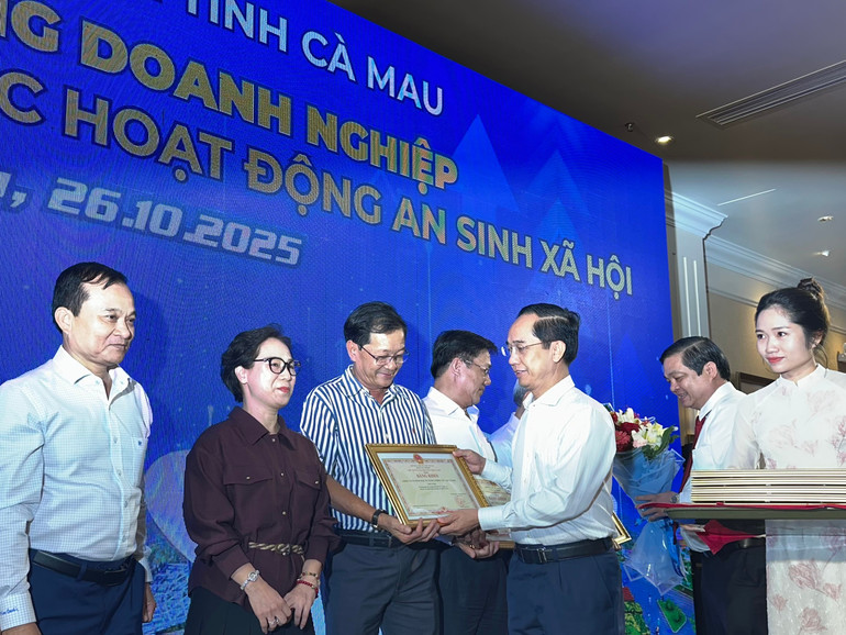 Đồng chí Hồ Thanh Thủy, Phó Bí thư Tỉnh ủy Cà Mau trao bằng khen của Ủy ban nhân dân tỉnh cho các doanh nghiệp tiêu biểu. (Ảnh: TRỌNG DUY). img-4952.jpg