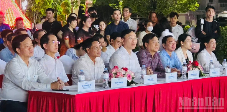 Para pemimpin provinsi Ca Mau dan sejumlah besar pejabat dan masyarakat pada upacara pembukaan turnamen. ndo_br_img-5403.jpg