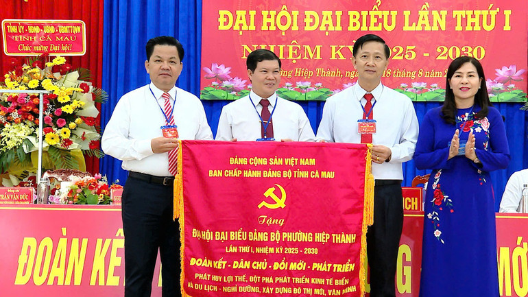 Đồng chí Lê Thị Nhung (nữ), Thường vụ Tỉnh ủy Cà Mau, Phó Chủ tịch Hội đồng nhân dân tỉnh trao bức trướng của Ban Chấp hành Đảng bộ tỉnh Cà Mau cho Đảng bộ phường Hiệp Thành. img-3280.jpg