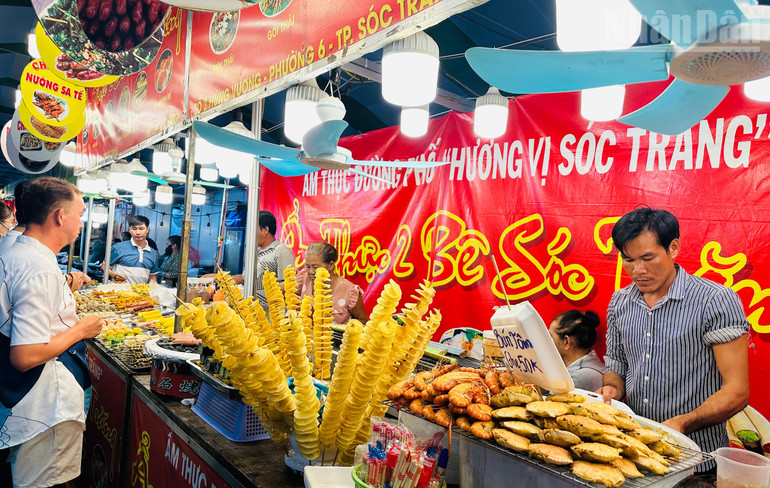 Các món ẩm thực của người dân Sóc Trăng (nay thuộc thành phố Cần Thơ) tại Ngày hội. (Ảnh TRỌNG DUY) ndo_tr_img-4341.jpg