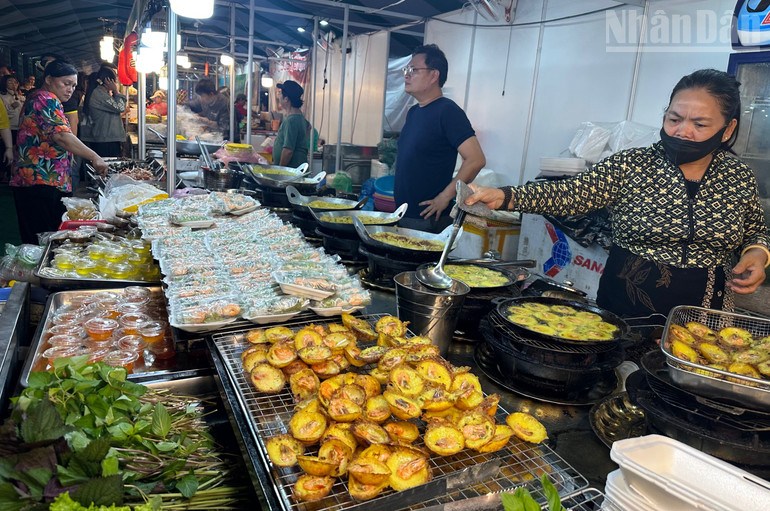 Nhiều món ăn đặc sắc, dân dã của Cà Mau và các tỉnh đồng bằng sông Cửu Long tham gia Ngày hội. (Ảnh: TRỌNG DUY) ndo_tr_img-4340.jpg