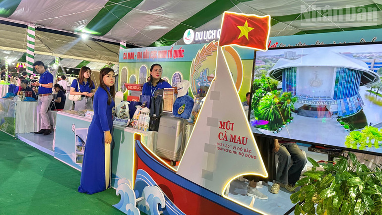 Nhiều đơn vị doanh nghiệp tham gia và quảng bá tại buổi lễ. (Ảnh: TRỌNG DUY) ndo_tr_img-4339.jpg