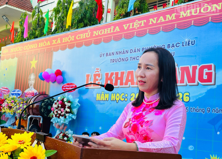 Cô Trần Kim Thi, Bí thư Chi bộ, Hiệu trưởng Trường trung học cơ sở Võ Thị Sáu phát biểu ý kiến, nêu quyết tâm của thầy và trò trong năm học mới. (Ảnh: TRỌNG DUY) ndo_tr_img-4026.jpg