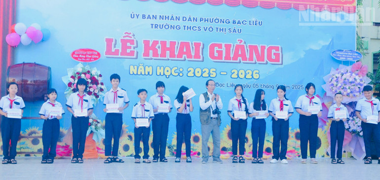 Các em học sinh có hoàn cảnh khó khăn rất vui được nhận quà của đơn vị, cá nhân tài trợ. ndo_tr_img-4013.jpg