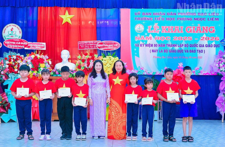 Đồng chí Phạm Minh Phương, Thường vụ Đảng ủy, Phó Chủ tịch Ủy ban nhân dân phường Bạc Liêu (bên trái) cùng cô Nguyệt Thị Nguyệt, Bí thư Chi bộ, Hiệu trưởng trường tiểu học Phùng Ngọc Liêm (Cà Mau) trao quà cho những em học sinh có hoàn cảnh khó khăn. ndo_tr_img-4022.jpg
