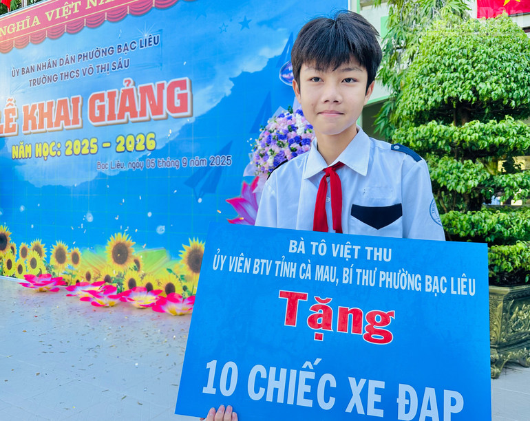 Niềm vui, niềm hạnh phúc của những em học sinh gia đình khó khăn được trao tặng xe đạp đến trường. (Ảnh: TRỌNG DUY) ndo_tr_img-4017.jpg