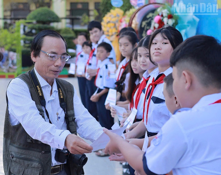 Nhà báo Trọng Duy (Báo Nhân Dân) trao tặng quà của các đơn vị, các nhân tài trợ cho các em học sinh hoàn cảnh khó khăn tại Trường trung học cơ sở Võ Thị Sáu (Cà Mau). ndo_tr_img-4014.jpg