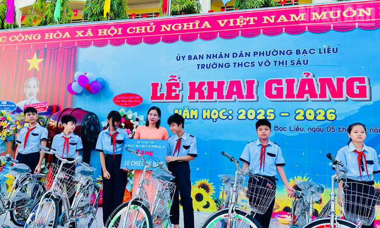 Đồng chí Tô Việt Thu, Thường vụ Tỉnh ủy Cà Mau trao tặng 10 chiếc xe đạp cho 10 em học sinh có hoàn cảnh khó khăn. (Ảnh: TRỌNG DUY) ndo_tr_img-4016.jpg