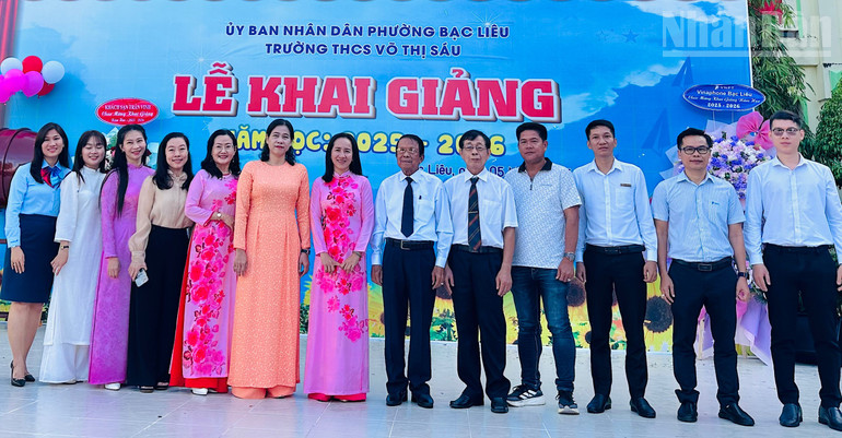Các đồng chí lãnh đạo địa phương, các nhà tài trợ và Ban Giám hiệu Trường trung học cơ sở Võ Thị Sáu. ndo_tr_img-4025.jpg