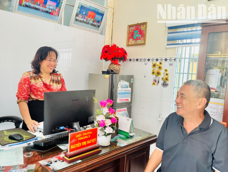 Những tháng nghỉ hè, lãnh đạo Trường tiểu học Phùng Ngọc Liêm , phường Bạc Liêu (tỉnh Cà Mau) vẫn nhiệt tình đến làm việc, chuẩn bị thật tốt cho năm học mới. (Ảnh: TRỌNG DUY) img-2457-2963.jpg