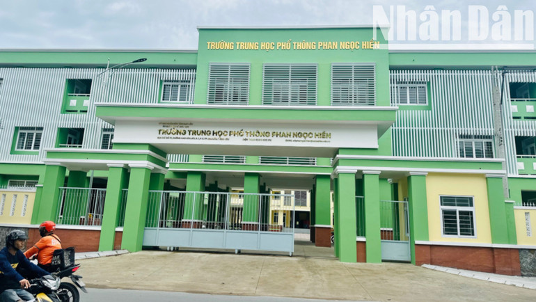 Trường trung học phổ thông Phan Ngọc Hiển (nay đổi tên Lê Hồng Phong) vừa được đầu tư xây dựng mới, tổng mức đầu tư trên 70 tỷ đồng. (Ảnh: TRỌNG DUY) img-2460-5961.jpg