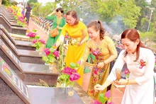 Giáo viên Trường mầm non Hoa Hồng thắp nhang tri ân tại các phần mộ liệt sĩ.