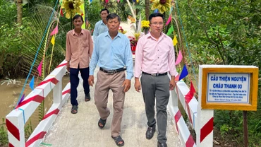 Nguyễn Văn Bé Tư (phải) vận động nhà hảo tâm xây cầu nhờ mạng xã hội. (Ảnh: HOÀNG TRUNG)