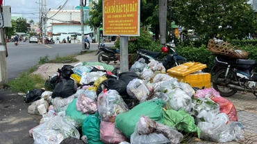 Rác tràn ra lề đường tại xã Ba Tri (tỉnh Vĩnh Long) do không được thu gom, vận chuyển về bãi rác. (Ảnh: HOÀNG TRUNG)