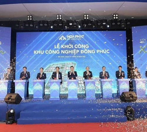 Đại diện lãnh đạo tỉnh Bắc Ninh và Chủ đầu tư bấm nút khởi công xây dựng Khu công nghiệp Đồng Phúc.