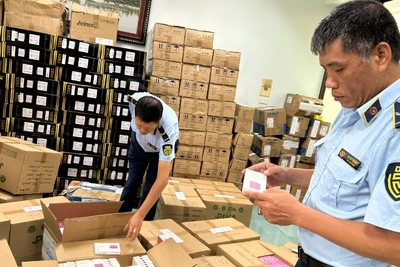 Lực lượng Quản lý thị trường thành phố Hà Nội kiểm tra hàng hóa có dấu hiệu vi phạm trong hoạt động thương mại điện tử.